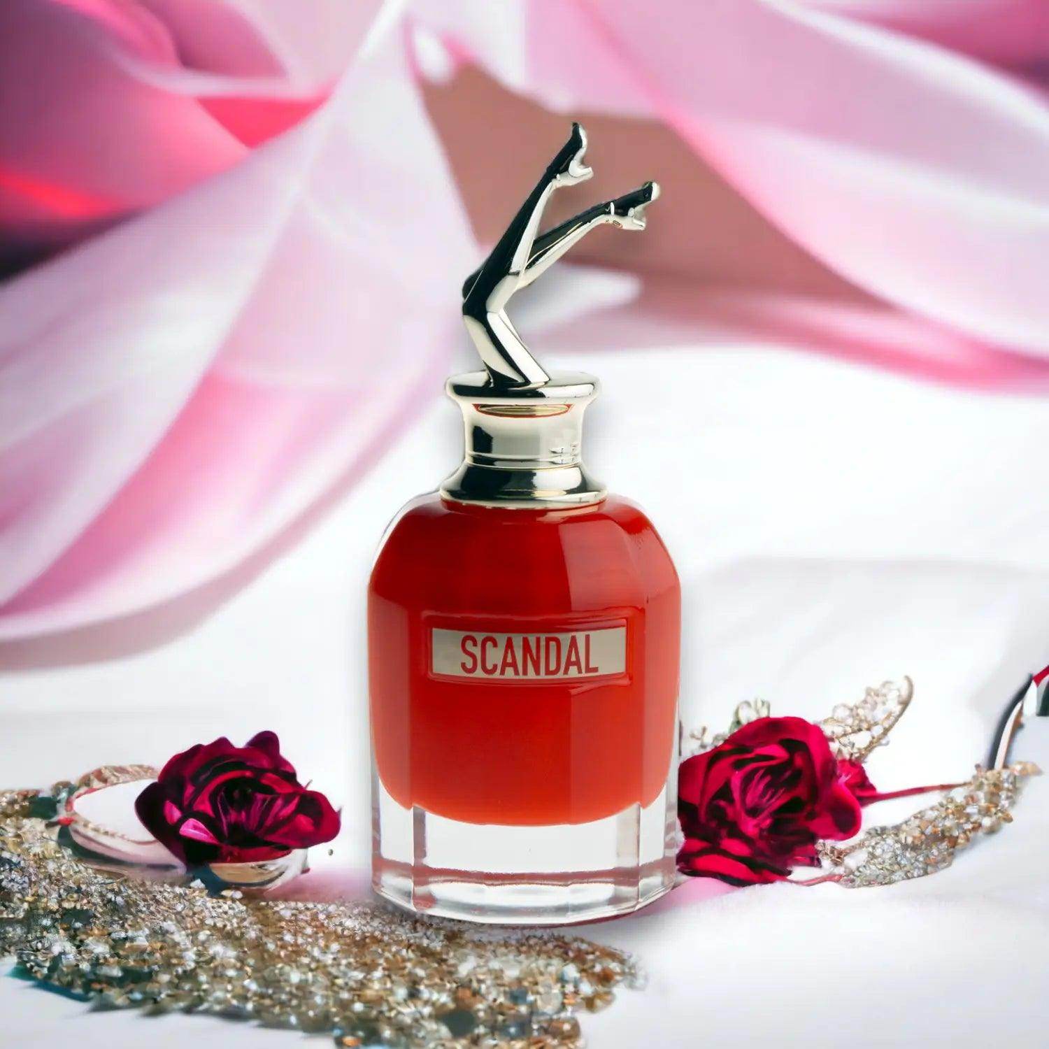 Roter Parfumflakon mit auffälligem Verschluss in Form von Beinen, Rosen und Schmuckdeko
