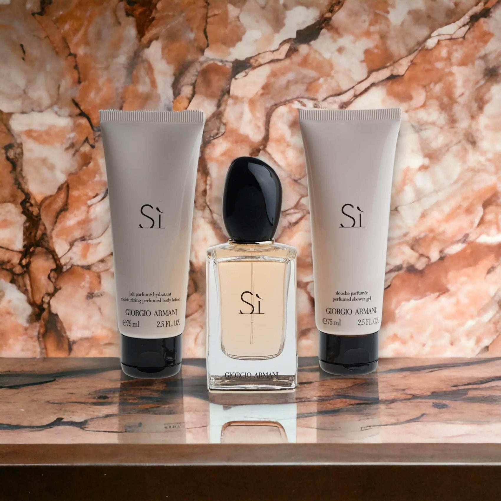 Sì Duftset mit Eau de Parfum, Bodylotion und Duschgel vor Marmorhintergrund