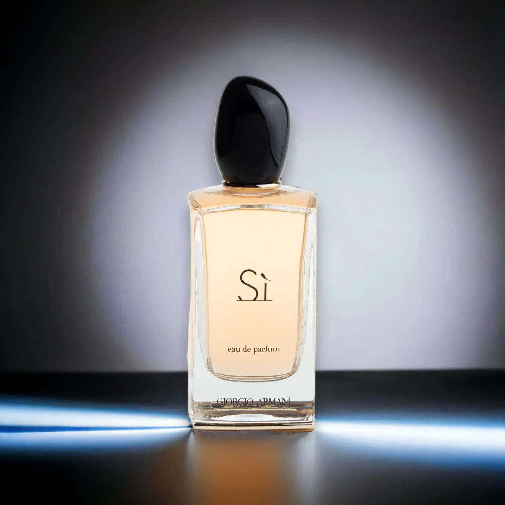 Si Eau de Parfum Flakon mit schwarzem Deckel, luxuriöser Damenduft, Produktfotografie