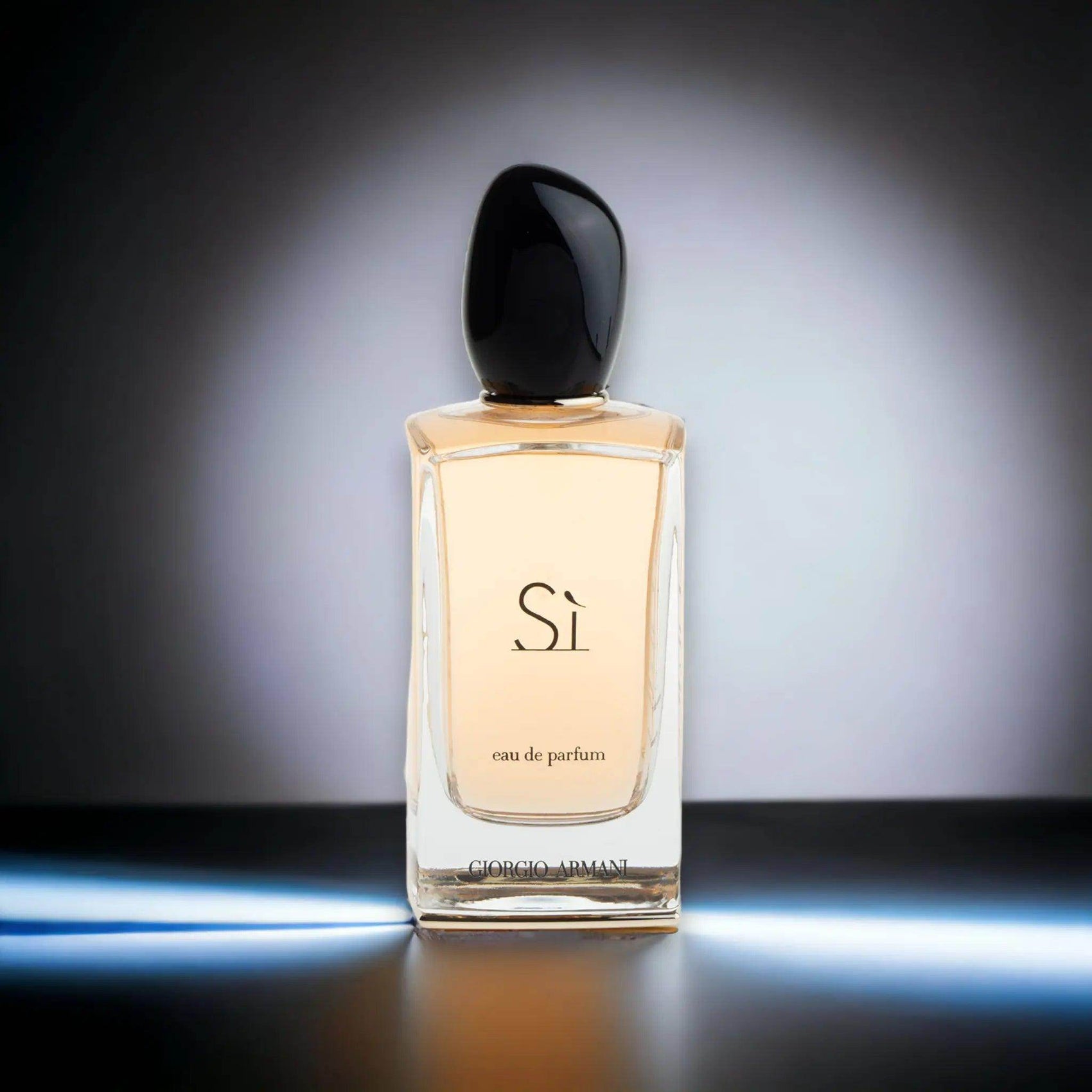 Luxuriöses Parfumflakon mit schwarzem Deckel, Sì Eau de Parfum, Giorgio Armani, auf hellem Hintergrund