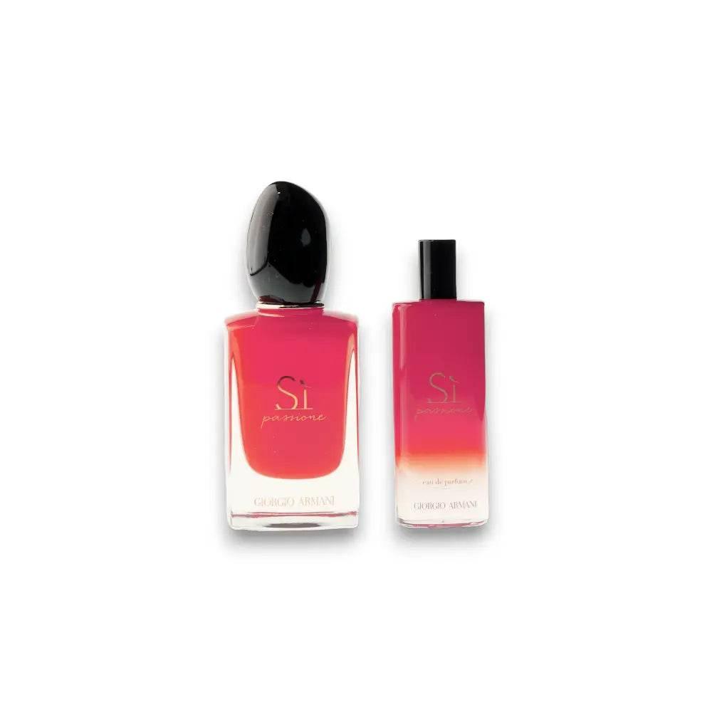 Zwei Flakons Si Passione Eau de Parfum, rot-goldenes Parfümset auf weißem Hintergrund.