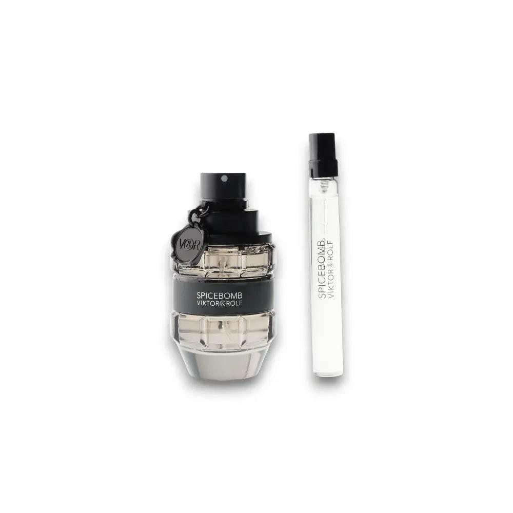 Spicebomb Duftset mit Eau de Toilette Flakon und Mini-Sprühflasche auf weißem Hintergrund
