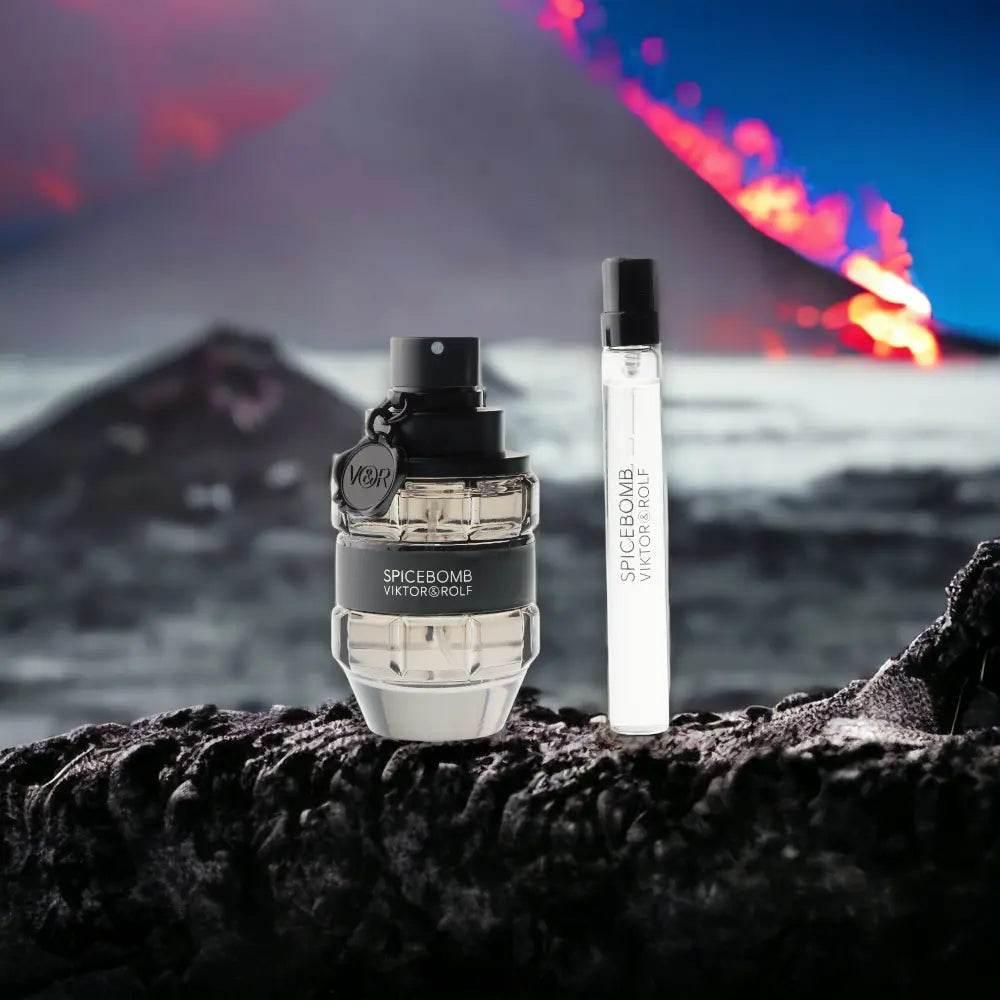 Spicebomb Parfumset mit Eau de Toilette Flakon und Miniatur vor Vulkan-Landschaft.