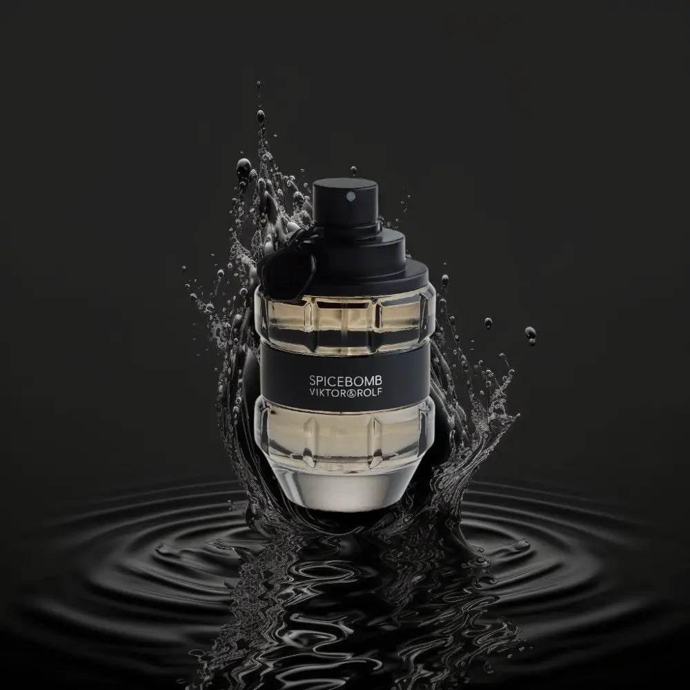 Spicebomb Eau de Toilette Flakon, rundes Design, spritzendes Wasser, schwarzer Hintergrund