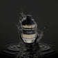 Spicebomb Eau de Toilette Flakon spritzt Wasser auf schwarzem Hintergrund, luxuriöser Herrenduft