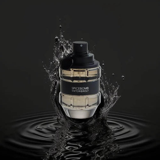Spicebomb Eau de Toilette Flakon spritzt Wasser auf schwarzem Hintergrund, luxuriöser Herrenduft