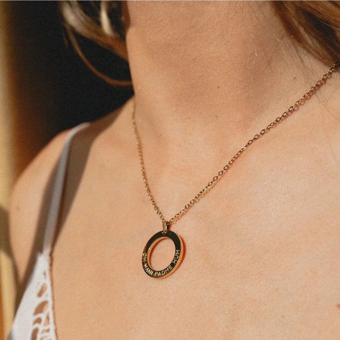 Halskette mit Anhänger | vergoldet | Mantra: Om Mani Padme Hum