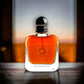 Glasflakon mit bernsteinfarbenem Duft, Aufschrift Stronger With You Intensely, elegantes Parfum