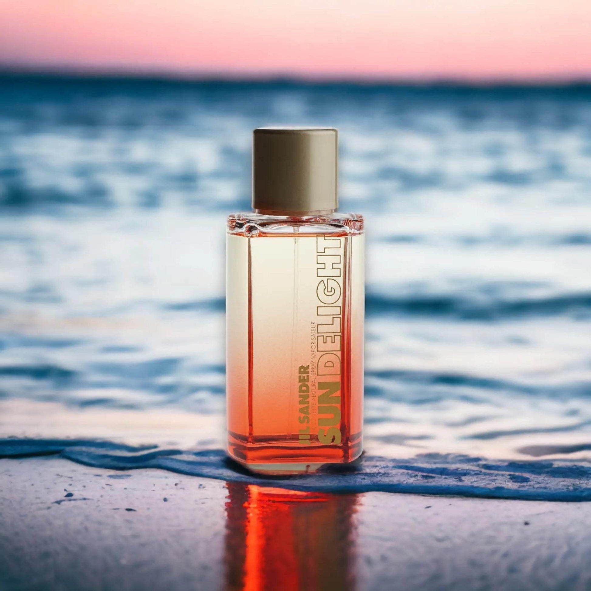 Jil Sander Sun Delight Eau de Toilette Flakon am Strand bei Sonnenuntergang