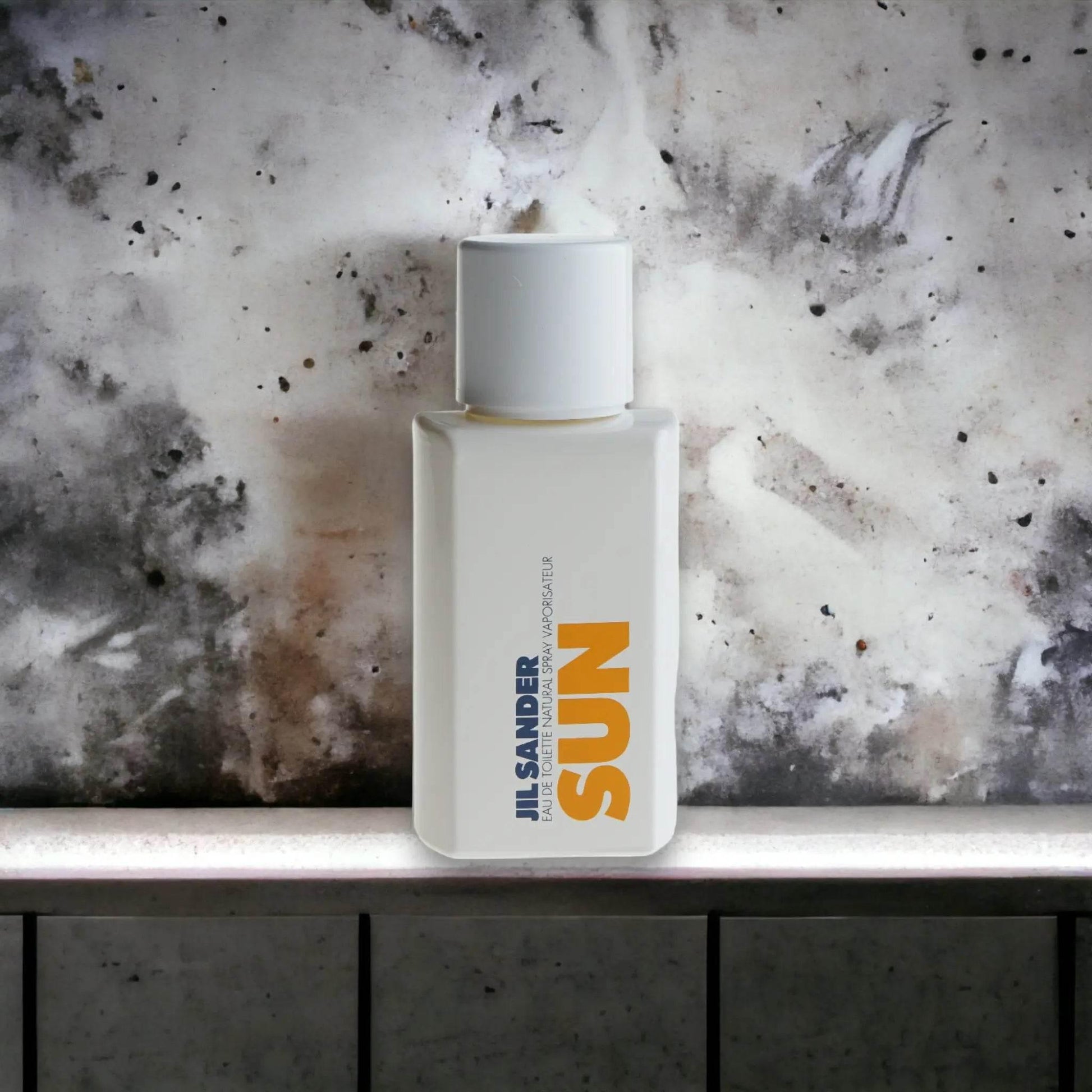 Jil Sander Sun Eau de Toilette Flakon vor marmorierter Wand, Parfüm Produktfoto
