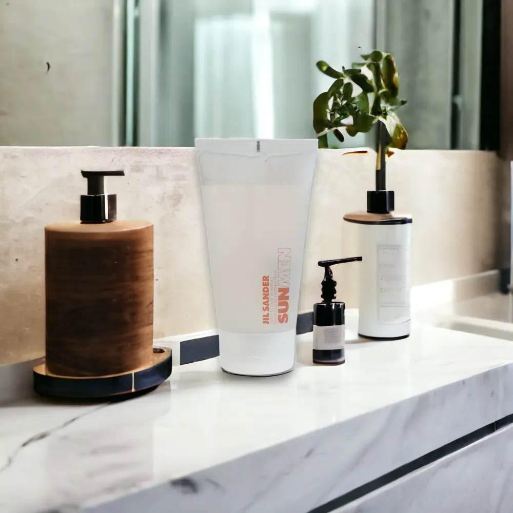 Jil Sander Sun Men Duschgel auf modernem Badezimmer-Waschbecken mit Spendern und Pflanze