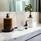 Jil Sander Sun Men Duschgel auf modernem Badezimmer-Waschbecken mit Spendern und Pflanze