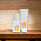 Jil Sander Sun Eau de Toilette und Bodylotion Set auf Holzregal, weiß-gelbe Verpackung