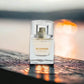 Jil Sander Sunlight Eau de Parfum Flakon auf Holzoberfläche bei Sonnenuntergang