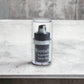 Biotulin Supreme Skin Gel Feuchtigkeitsserum auf Marmortisch, eleganter Airless-Spender