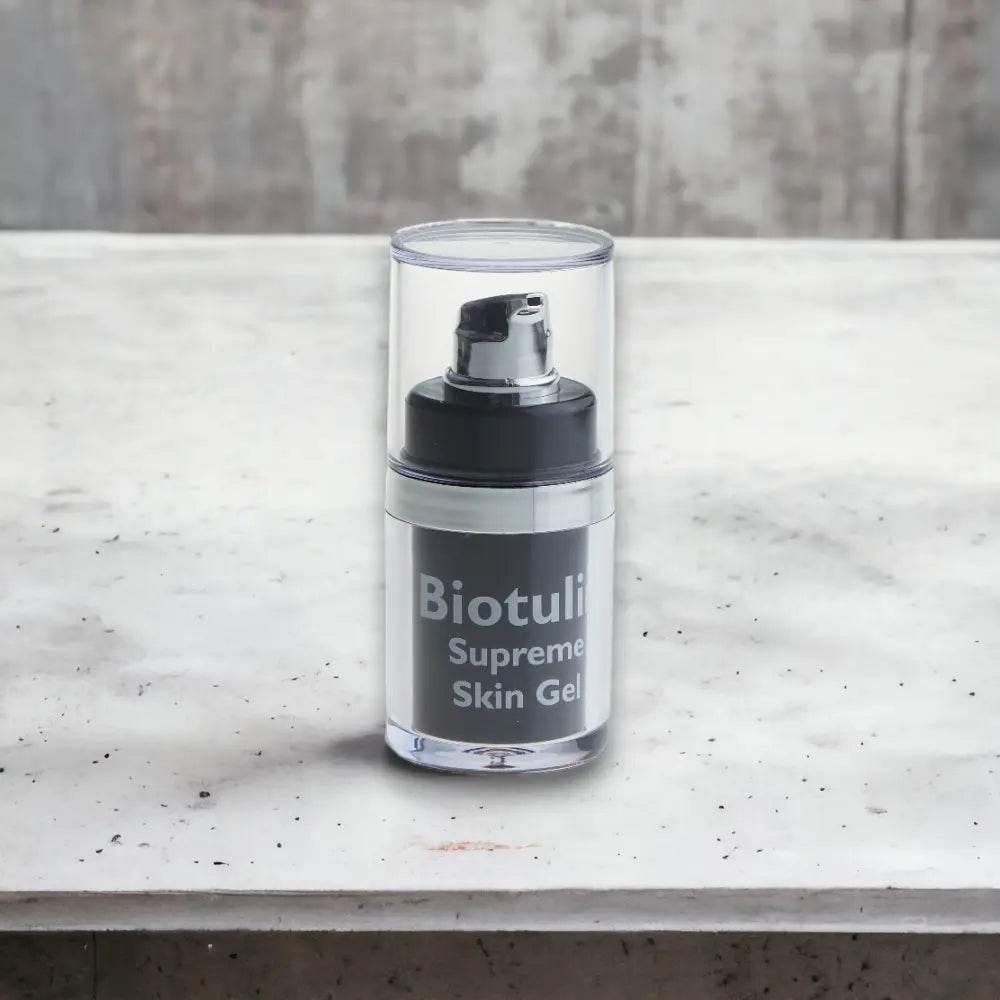 Biotulin Supreme Skin Gel Feuchtigkeitsserum in durchsichtigem Spender auf Marmortisch