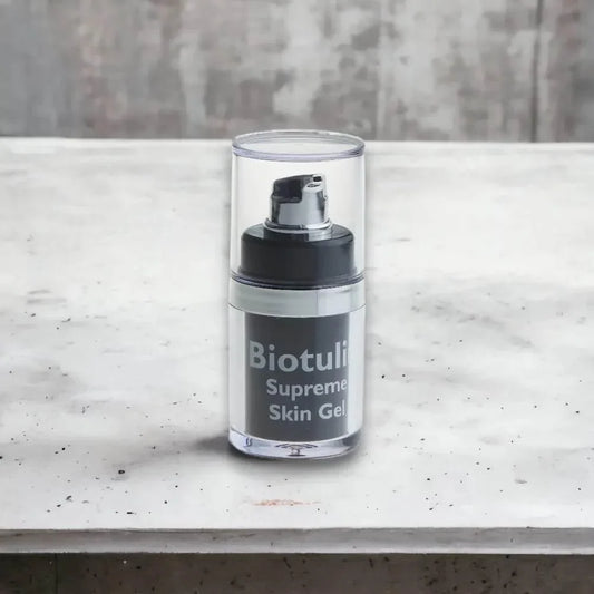 Biotulin Supreme Skin Gel Feuchtigkeitsserum in durchsichtigem Spender auf Marmortisch
