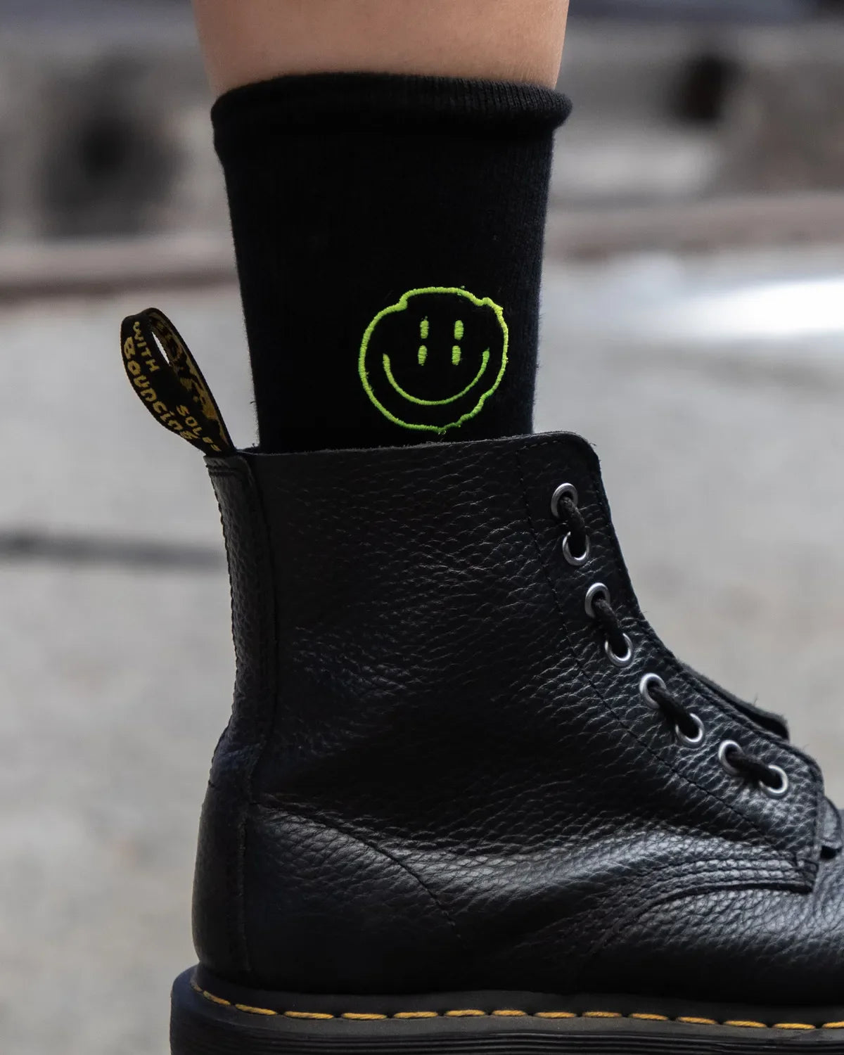Distorted Smile - Neon bestickte Socken (schwarz)