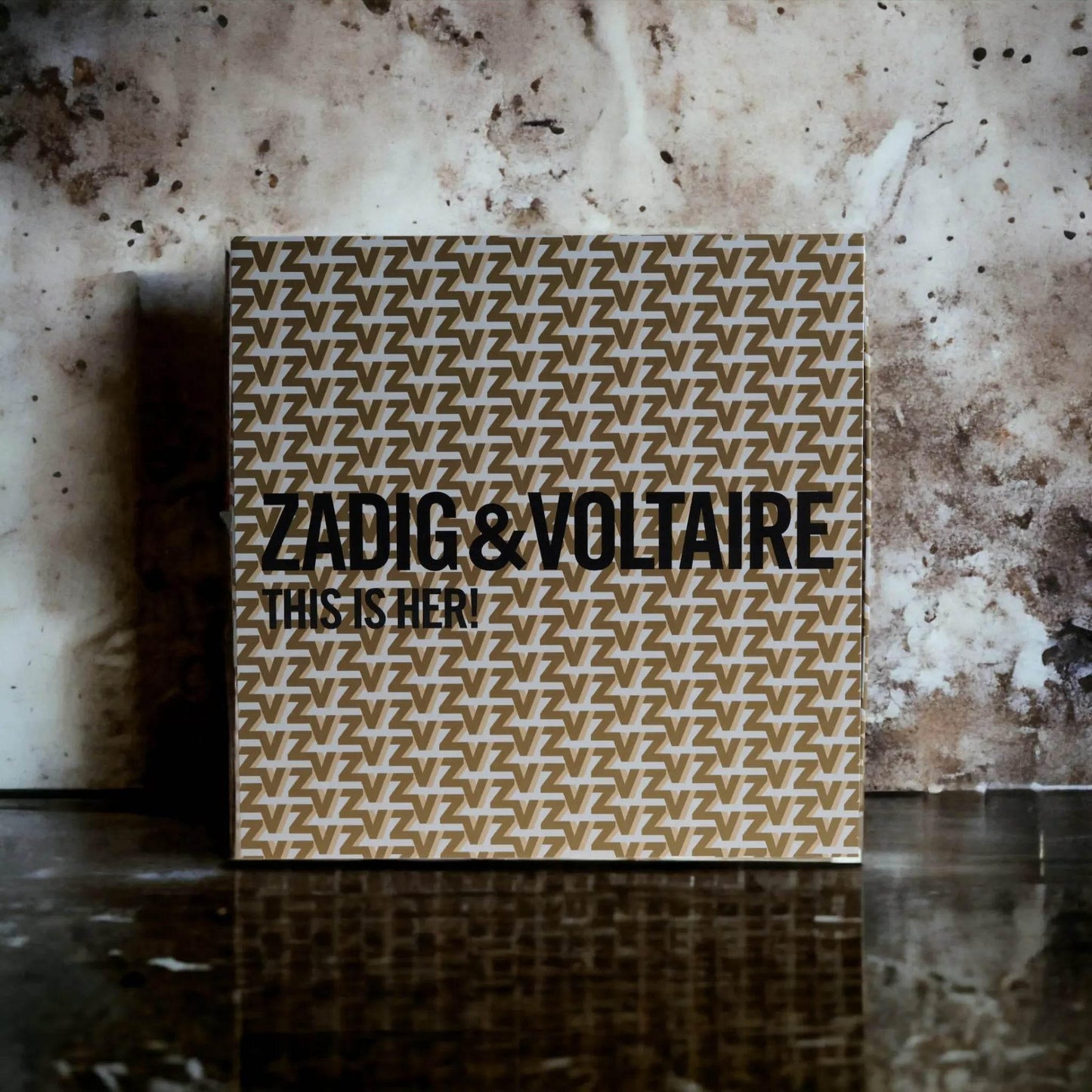 Zadig & Voltaire This Is Her Parfumset vor gemustertem Hintergrund, Luxus-Duftset