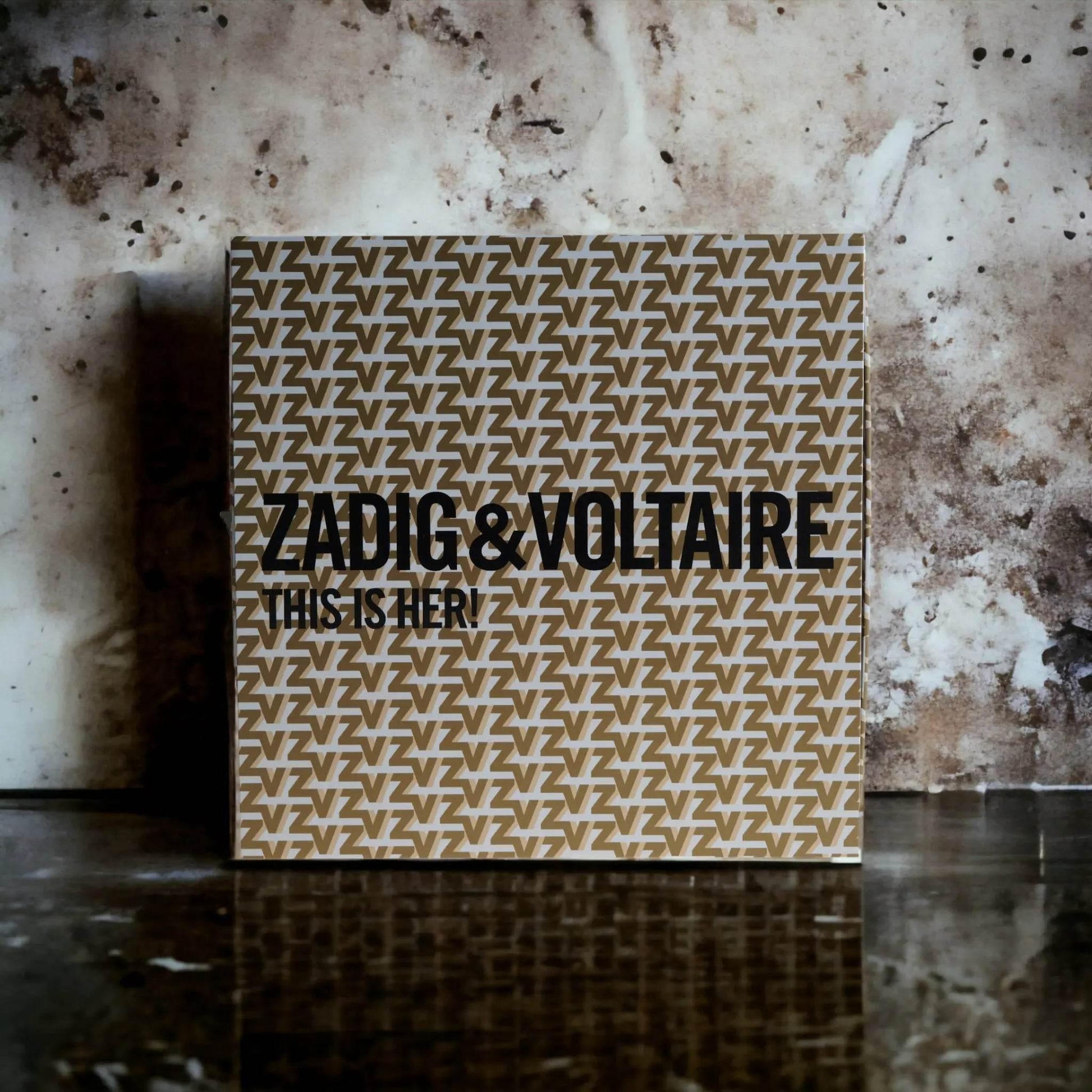Zadig & Voltaire This Is Her Parfumset vor gemustertem Hintergrund, Luxus-Duftset