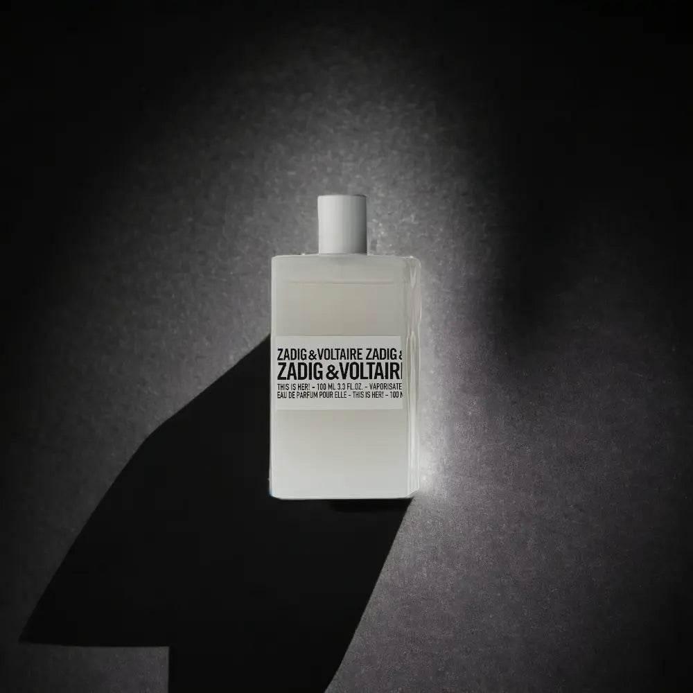 Weißer Parfumflakon Zadig & Voltaire This is Her auf dunklem Hintergrund, modernes Design