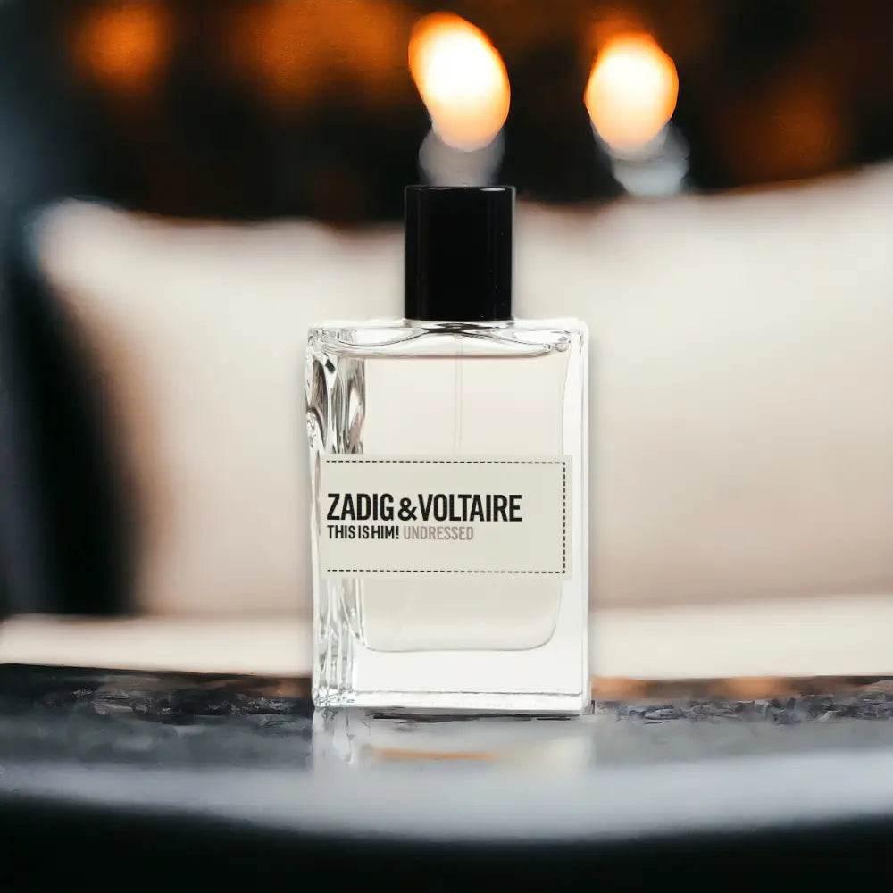 Zadig & Voltaire This is Him! Undressed Eau de Toilette Flakon vor unscharfem Hintergrund