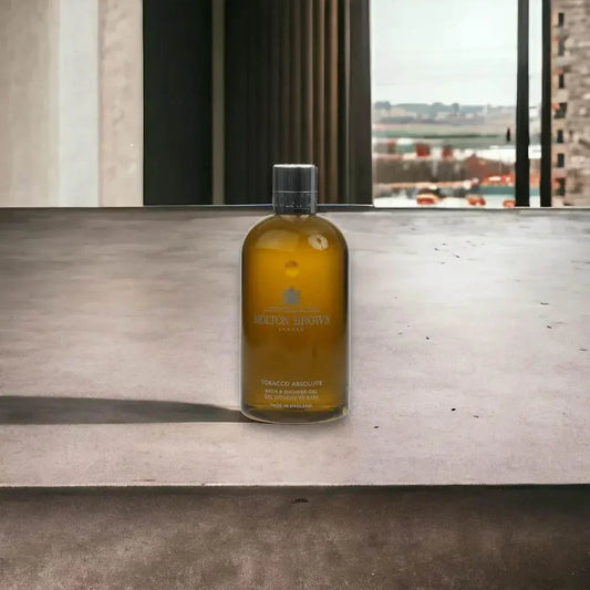 Molton Brown Tobacco Absolute Duschgel auf Betonoberfläche mit Fensterblick