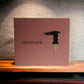 Trussardi Duftset Geschenkbox in Rosa mit goldener Verzierung auf Holzregal
