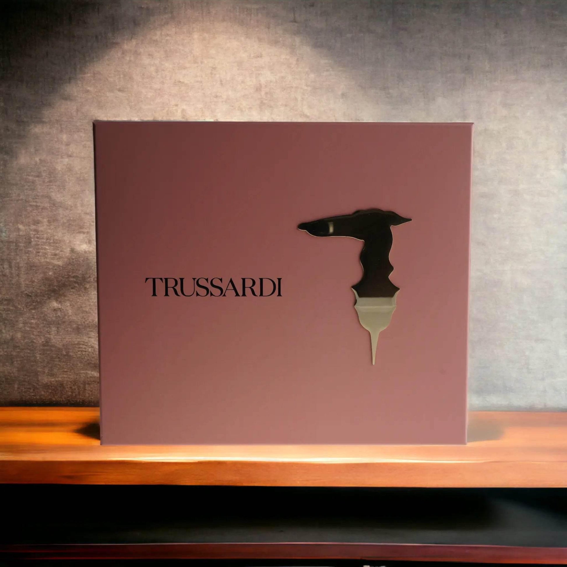Trussardi Duftset Geschenkbox in Rosa mit goldener Verzierung auf Holzregal