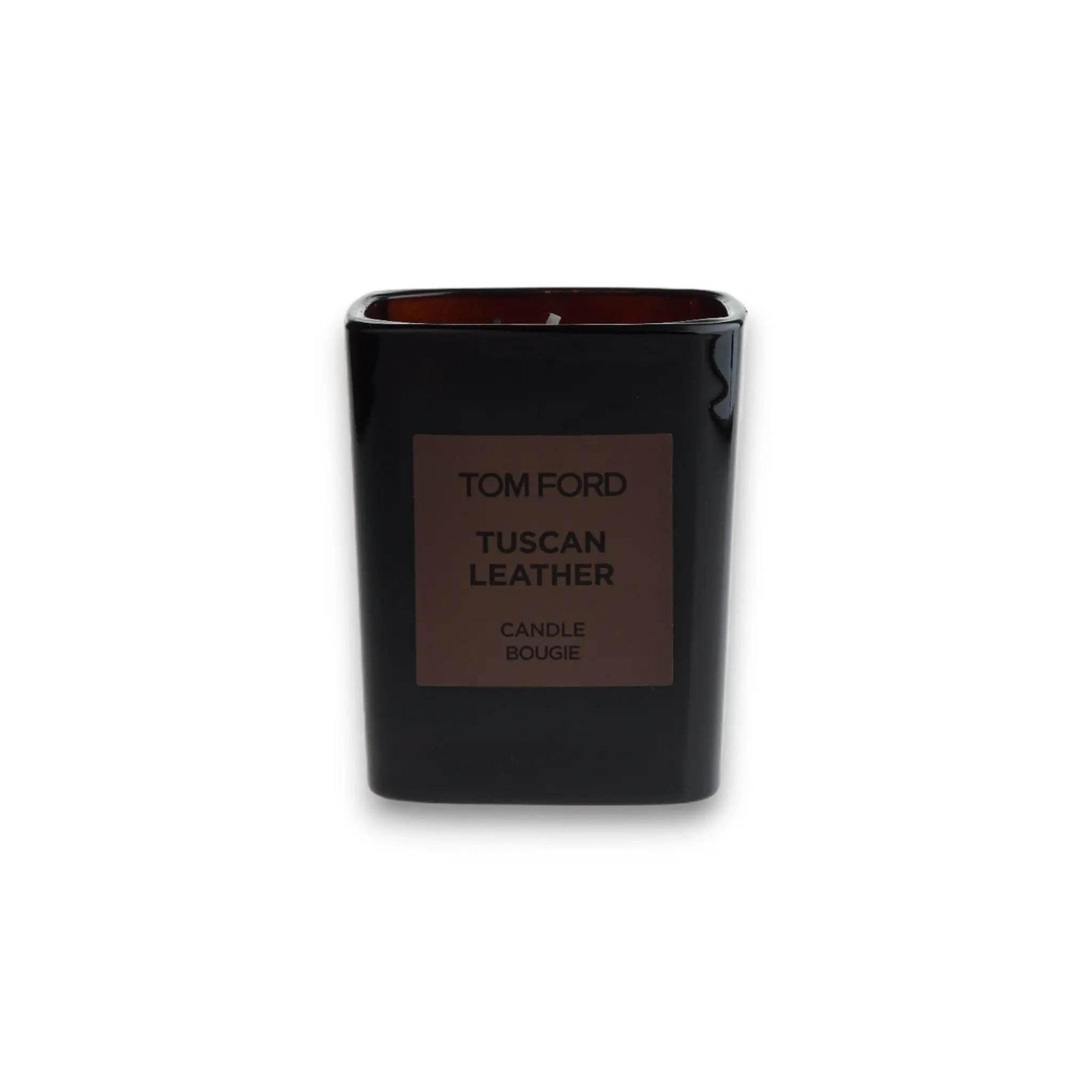 Schwarze Duftkerze mit Aufschrift Tuscan Leather, luxuriöses Design, Produktfoto vor weißem Hintergrund.