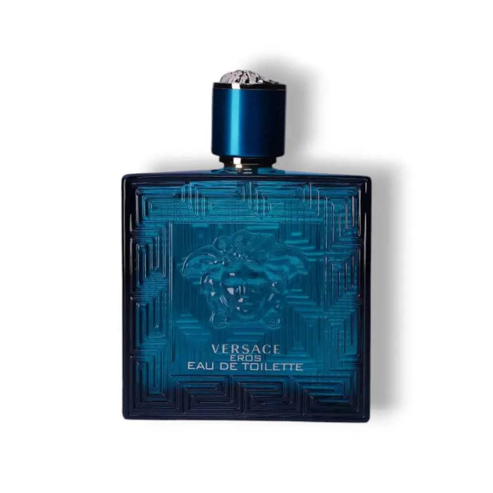 Blauer Versace Eros Eau de Toilette Flakon mit Medusakopf und silberner Aufschrift auf weißem Hintergrund