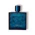 Blauer Versace Eros Eau de Toilette Flakon mit Medusakopf und silberner Aufschrift auf weißem Hintergrund