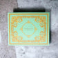 Versace Versense Duftset Geschenkbox in Mintgrün mit goldenen Ornamenten auf Marmor