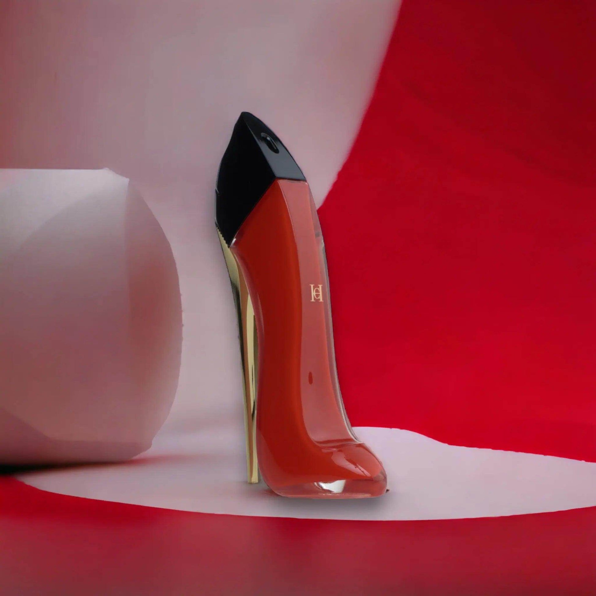 Rotes Parfumflakon in Form eines High Heels vor rotem Hintergrund, Luxusduft, Damenduft