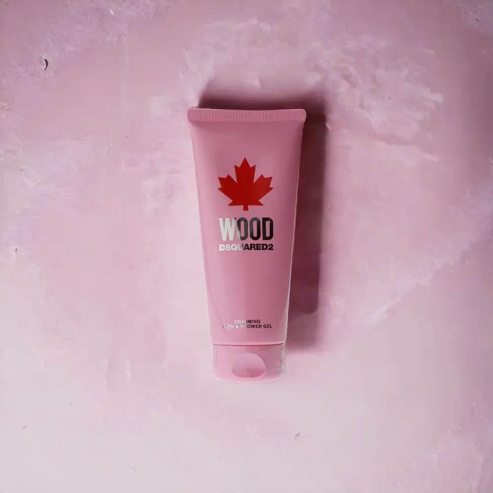 DSQUARED2 Wood Charming Bath & Shower Gel in rosa Tube auf rosa Marmorhintergrund