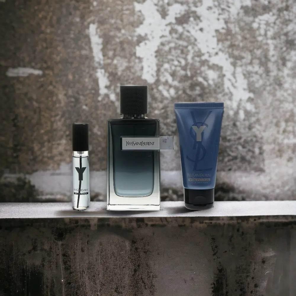 Yves Saint Laurent Duftset mit Parfumflakon, Reisegröße und Duschgel vor Betonwand