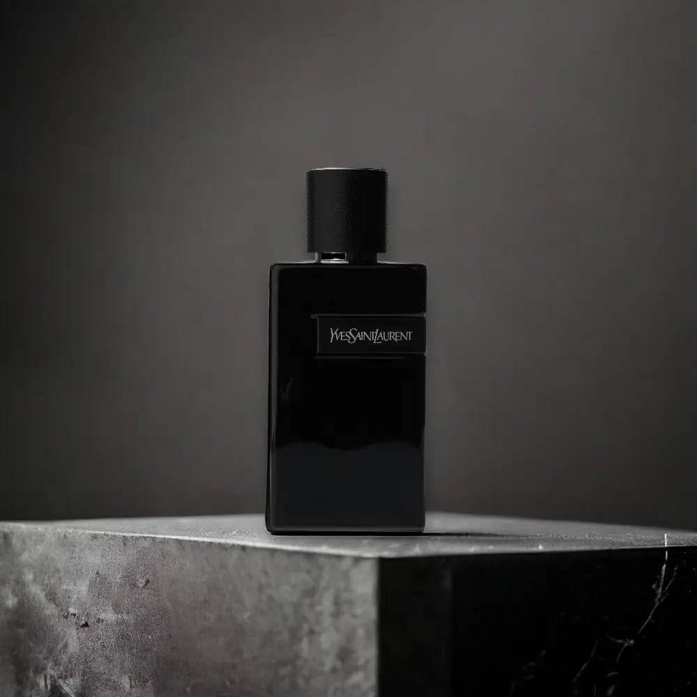 Schwarzer Parfumflakon auf Stein, elegantes Herrenparfum, Luxusduft, minimalistisches Design