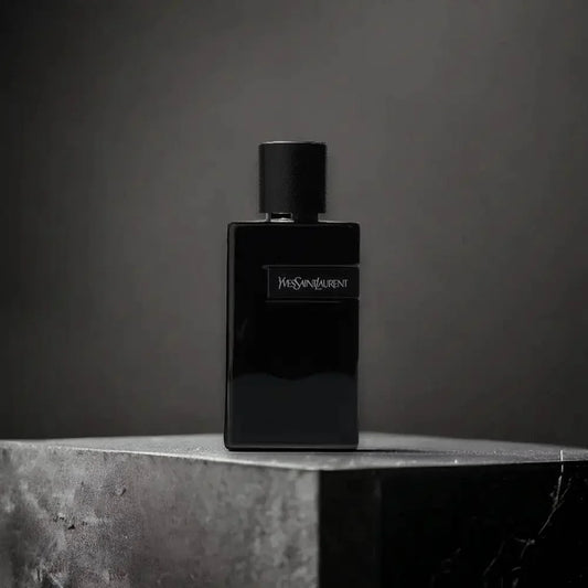 Schwarzer Parfumflakon auf Stein, elegantes Herrenparfum, Luxusduft, minimalistisches Design