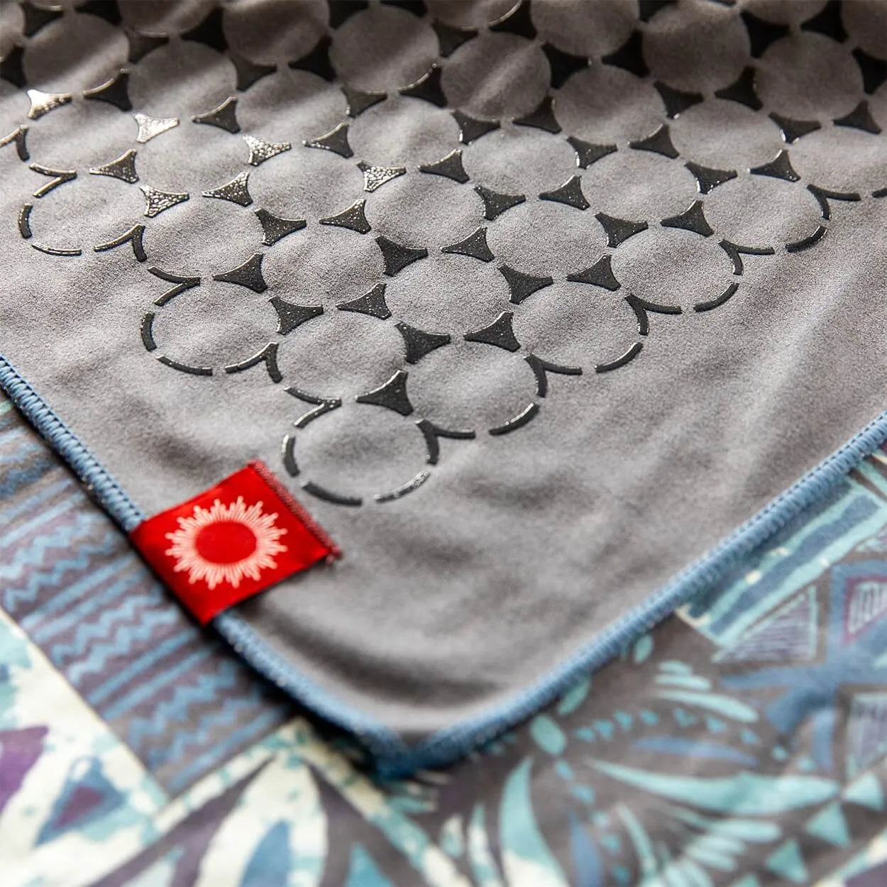 Yoga Handtuch rutschfest aus recycelter Mikrofaser & Silikon-Struktur auf der Unterseite