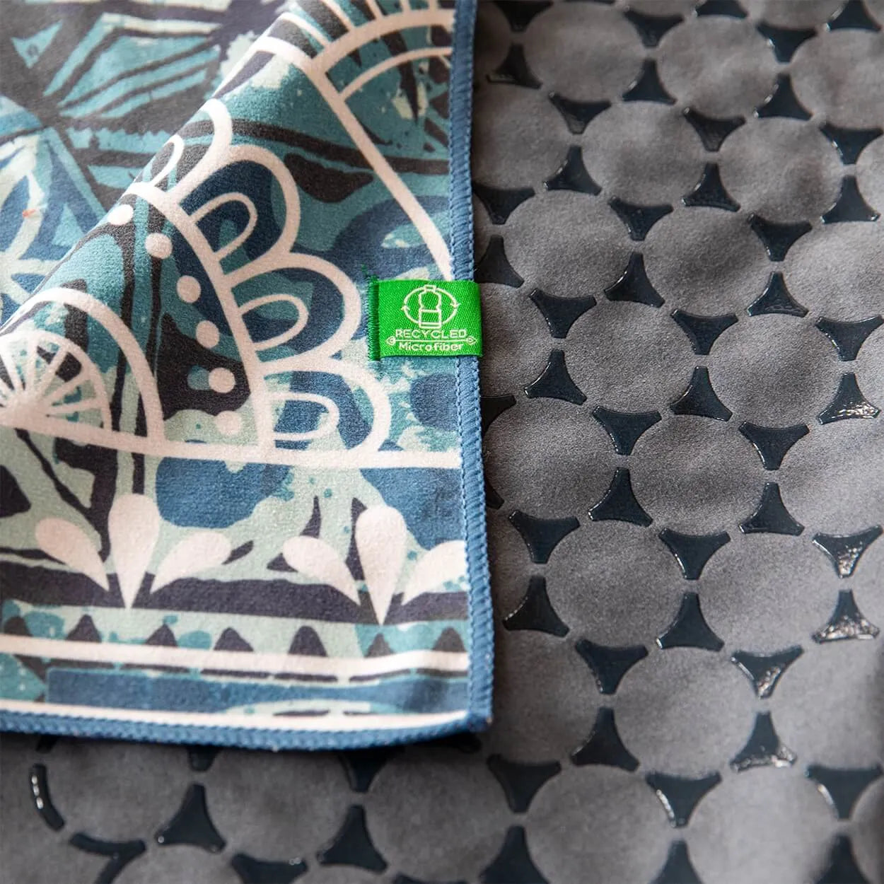 Yoga Handtuch rutschfest aus recycelter Mikrofaser & Silikon-Struktur auf der Unterseite