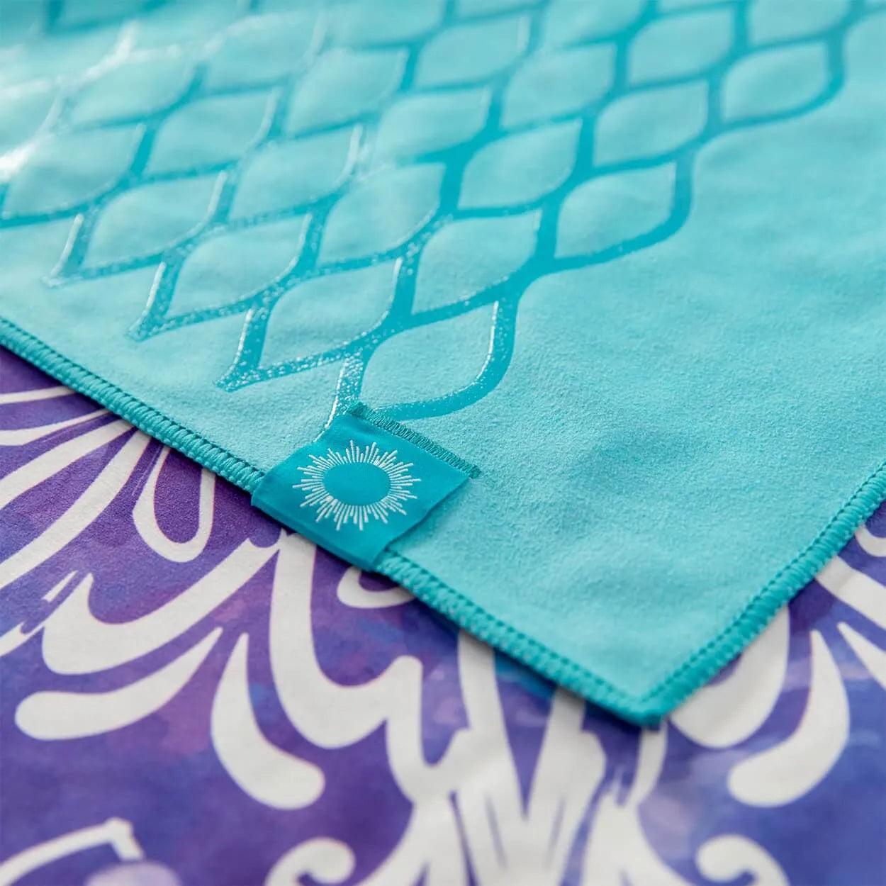 Yoga Handtuch rutschfest aus recycelter Mikrofaser & Silikon-Struktur auf der Unterseite