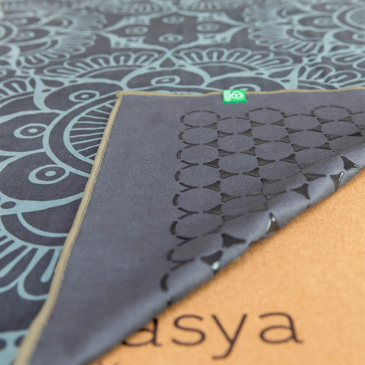 Yoga Handtuch rutschfest aus recycelter Mikrofaser & Silikon-Struktur auf der Unterseite