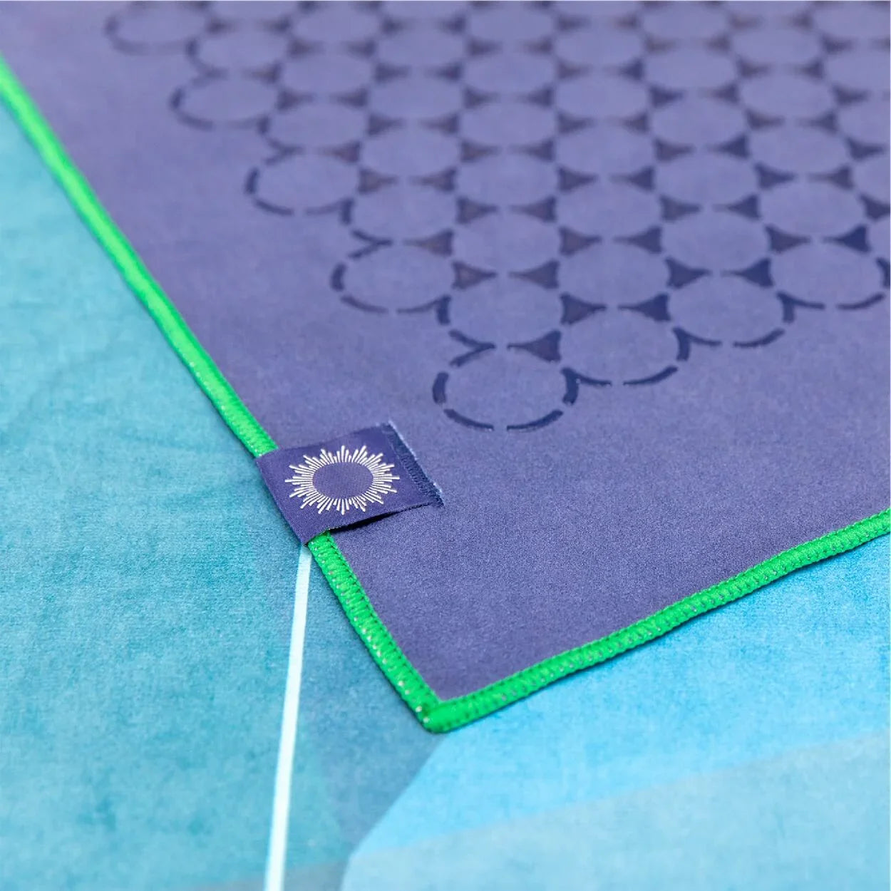 Yoga Handtuch rutschfest aus recycelter Mikrofaser & Silikon-Struktur auf der Unterseite