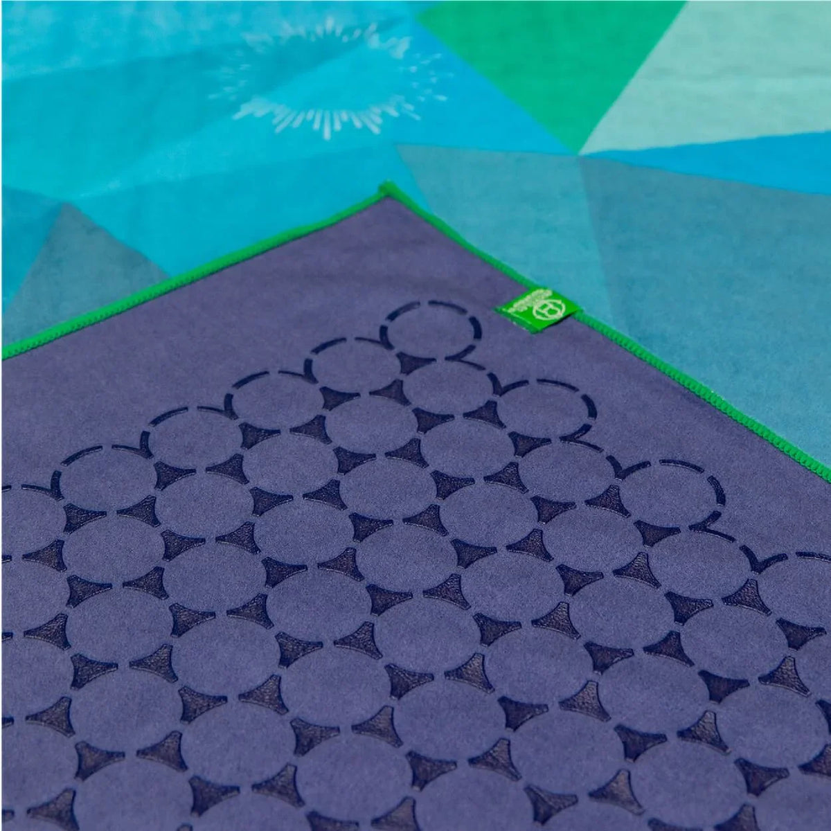 Yoga Handtuch rutschfest aus recycelter Mikrofaser & Silikon-Struktur auf der Unterseite