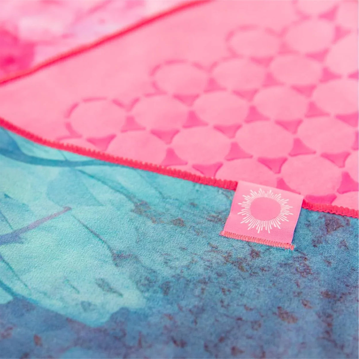 Yoga Handtuch rutschfest aus recycelter Mikrofaser & Silikon-Struktur auf der Unterseite