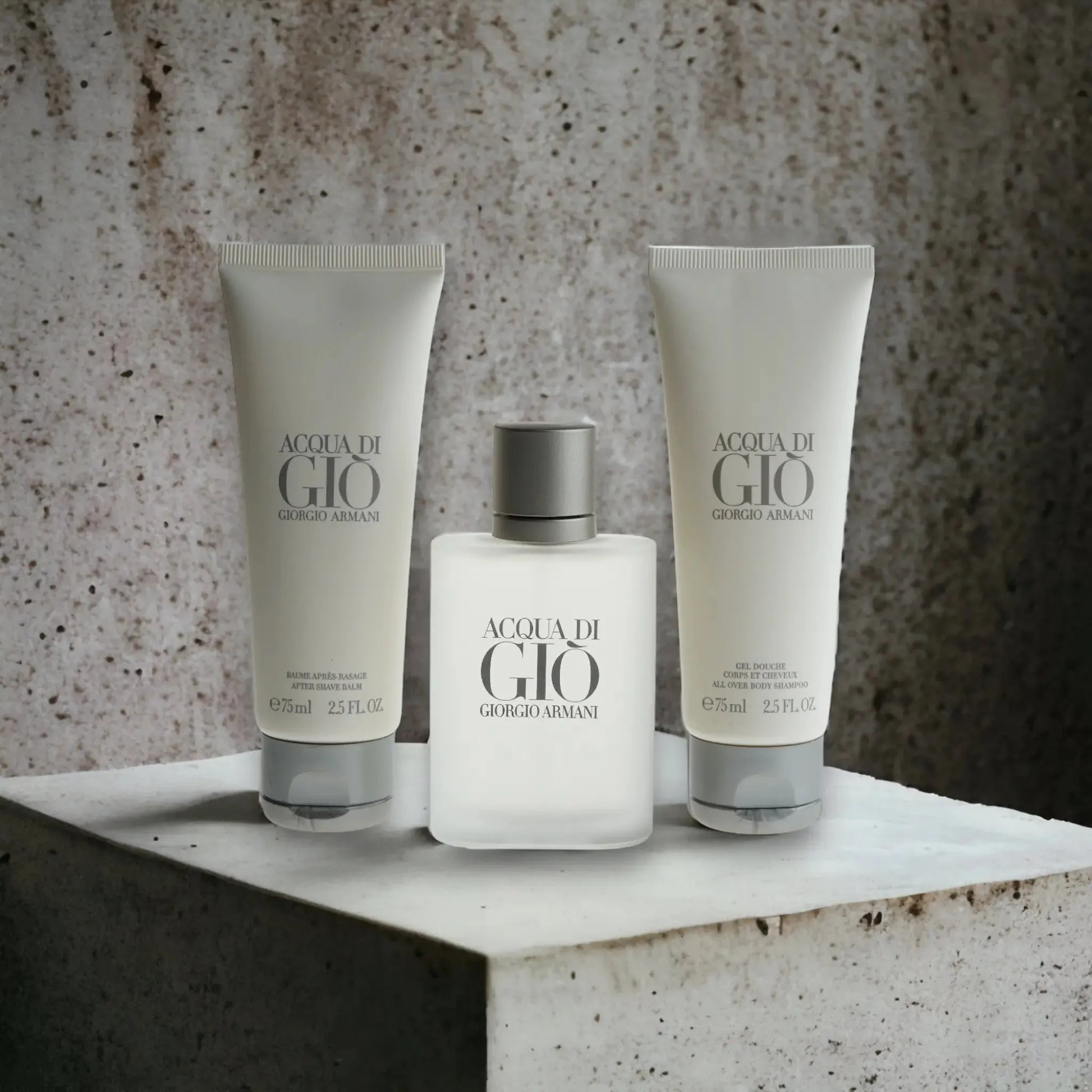 Acqua di Giò Duftset mit Eau de Toilette, Duschgel und Aftershave vor Betonhintergrund