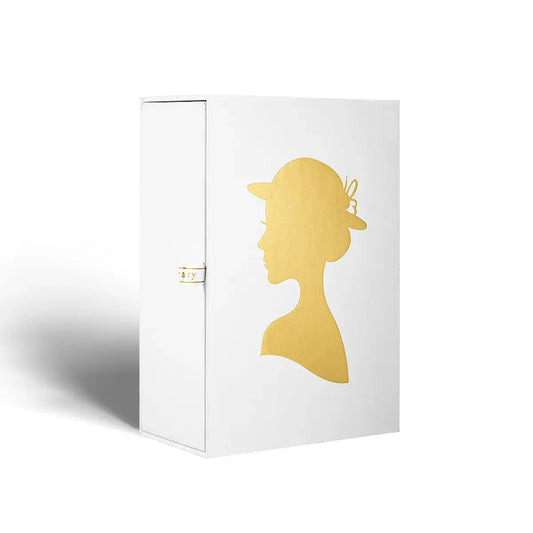 Weiße Parfumverpackung mit goldener Frauensilhouette im Profil, elegant und minimalistisch.