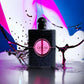 Schwarzer Parfumflakon Black Opium mit pinkem Neonlicht vor buntem Hintergrund, Nahaufnahme