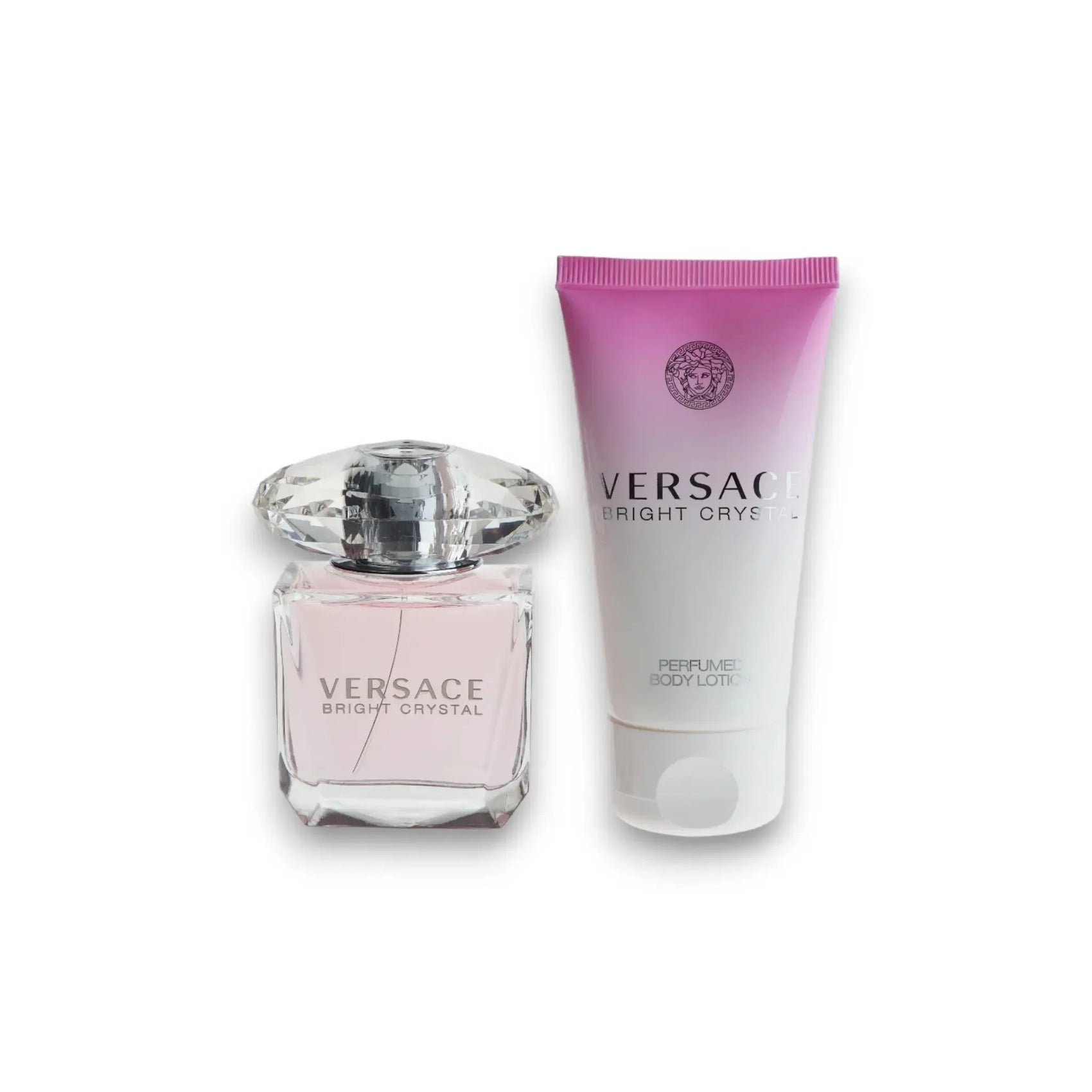 Versace Bright Crystal Parfum und Bodylotion Set, luxuriöse Kosmetik, auf weißem Hintergrund