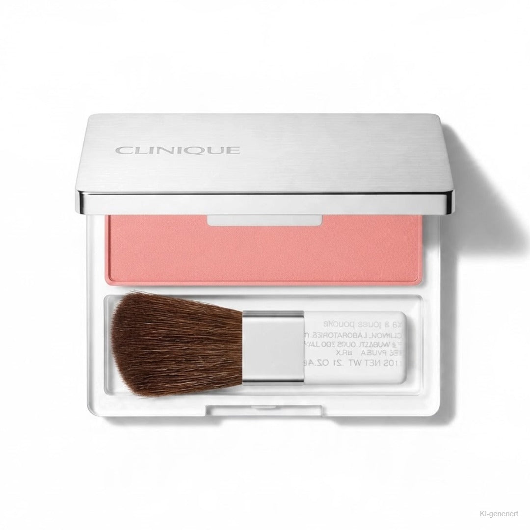 Clinique Blushing Blush Powder Blush 107 Sunset Glow – geöffnete silberne Kompaktdose mit korallfarbenem Rouge und Pinsel auf weißem Hintergrund